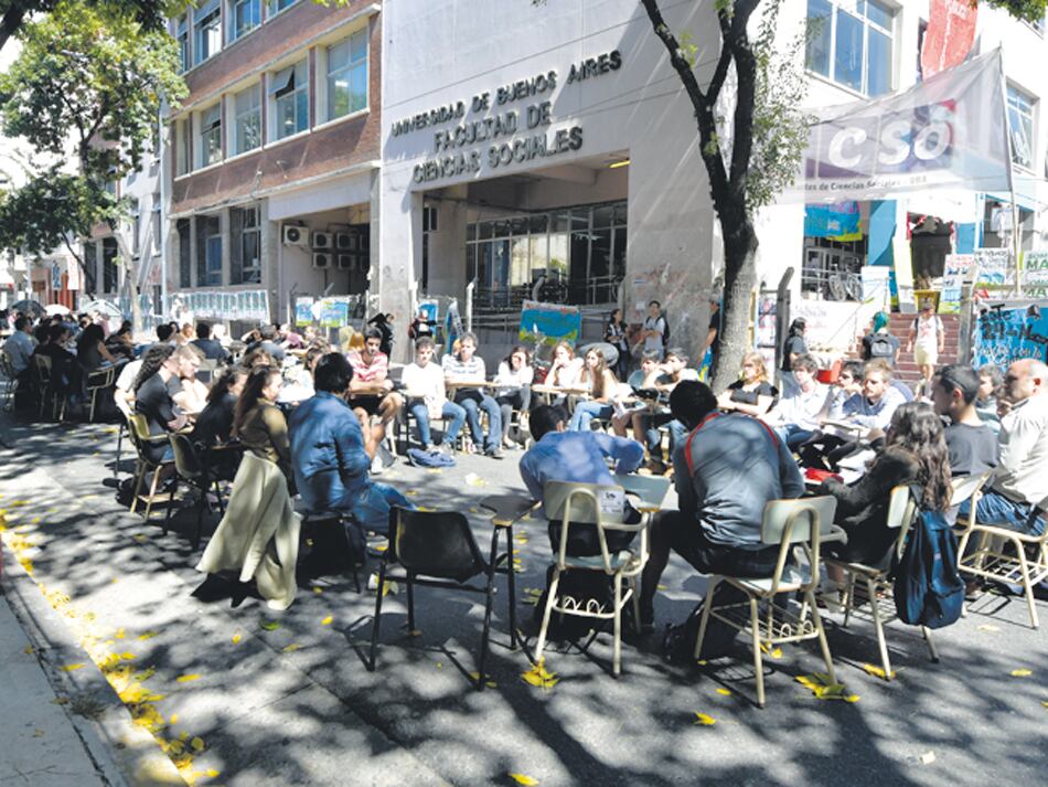 Alumnos y profesores cortaron la calle ayer, frente a Sociales.