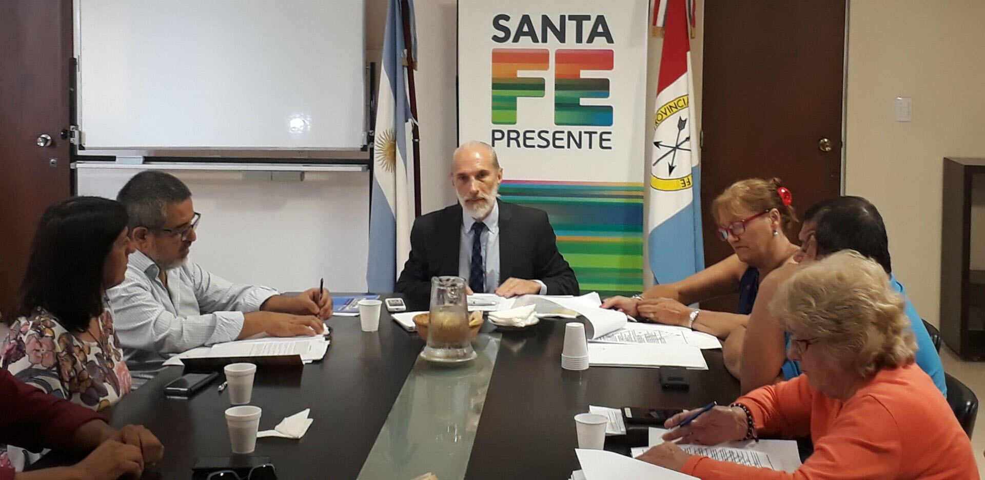 El secretario de Educación, Oscar Di Paolo, recibió a los gremios docentes.