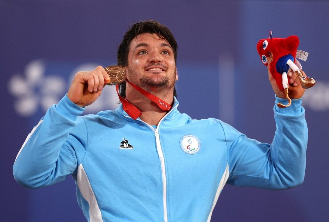 Gustavo Fernández con su medalla de bronce de los Juegos Paralímpicos de París 2024.