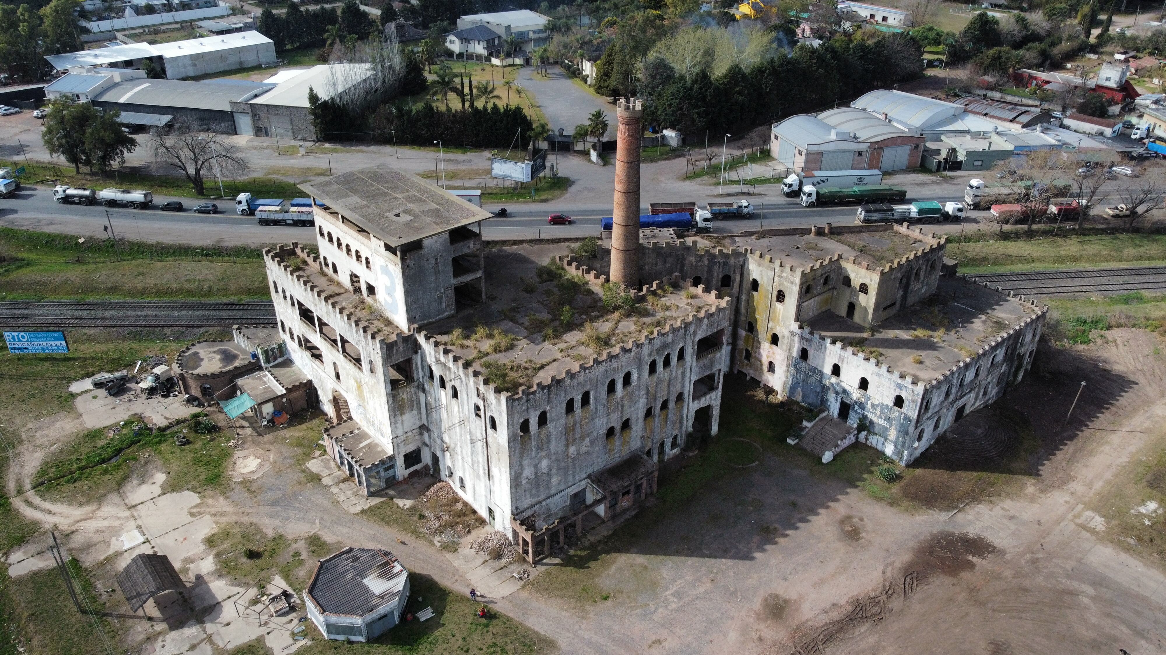 Tiene una estructura con recortes medievales y una chimenea imponente que se volvió un símbolo del lugar. Nació como la sede de una productora y exportadora de alimentos. Más tarde, allí funcionó un tenedor libre y un boliche bailable. (Foto: Télam)  