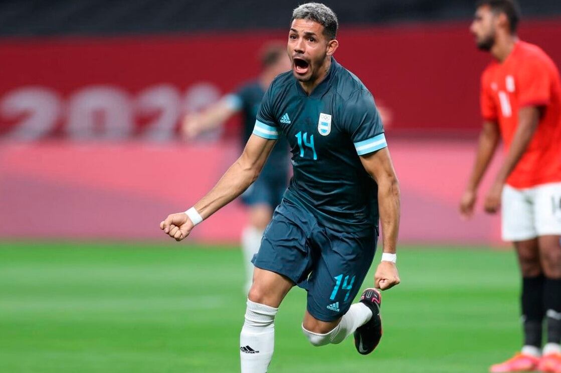 Facundo Medina, celebrando un gol con la camiseta de la selección olímpica argentina