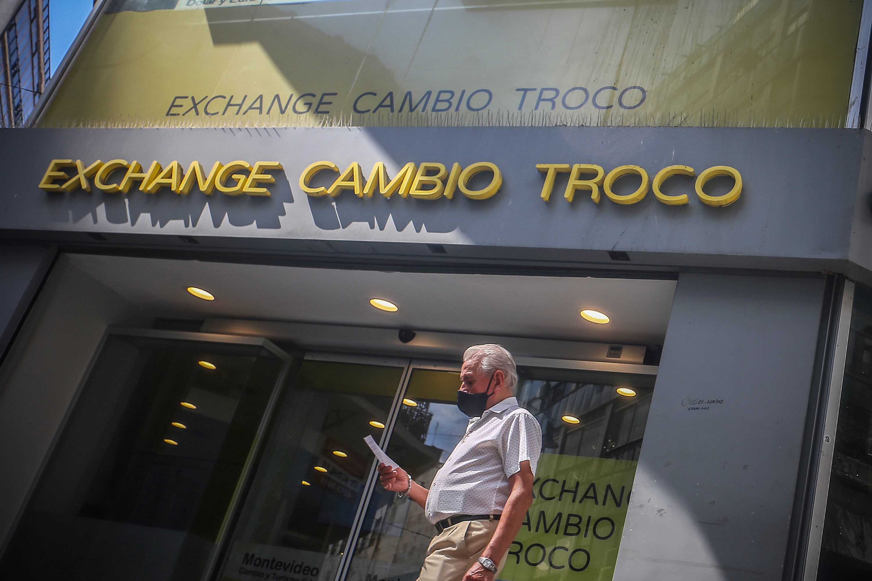 El blue volvó a subir. En la city pedían 287 pesos por unidad.