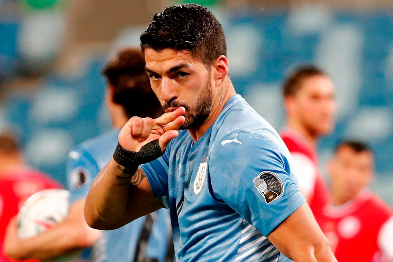Luis Suárez festeja el empate de Uruguay ante Chile, que fue gol en contra de Arturo Vidal