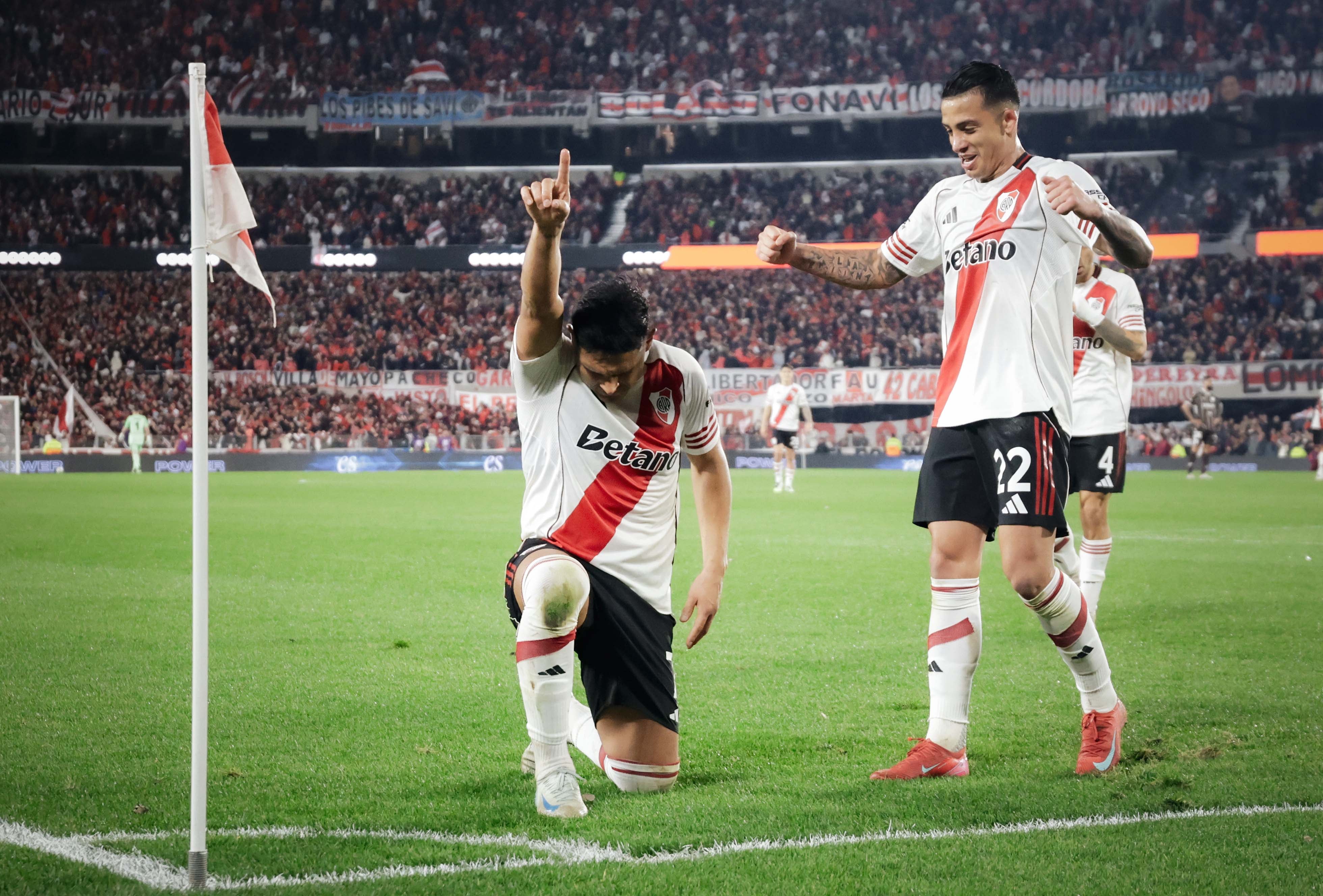 Salas imitando en el festejo al chileno Marcelo