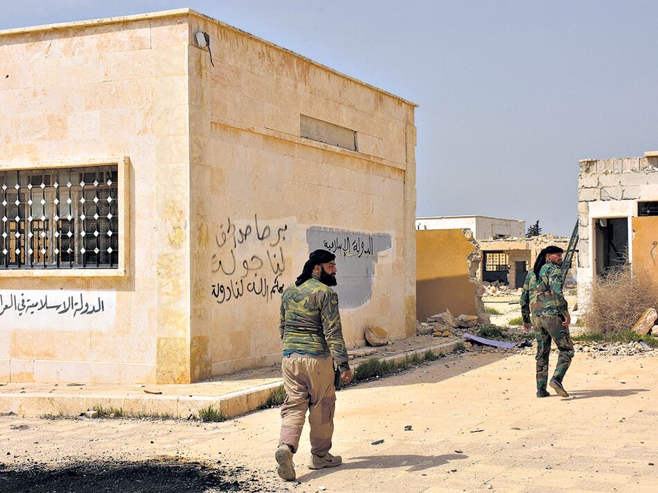 Soldados sirios entrando a Deir Haffer, en la carretera entre Alepo y Raqqa.