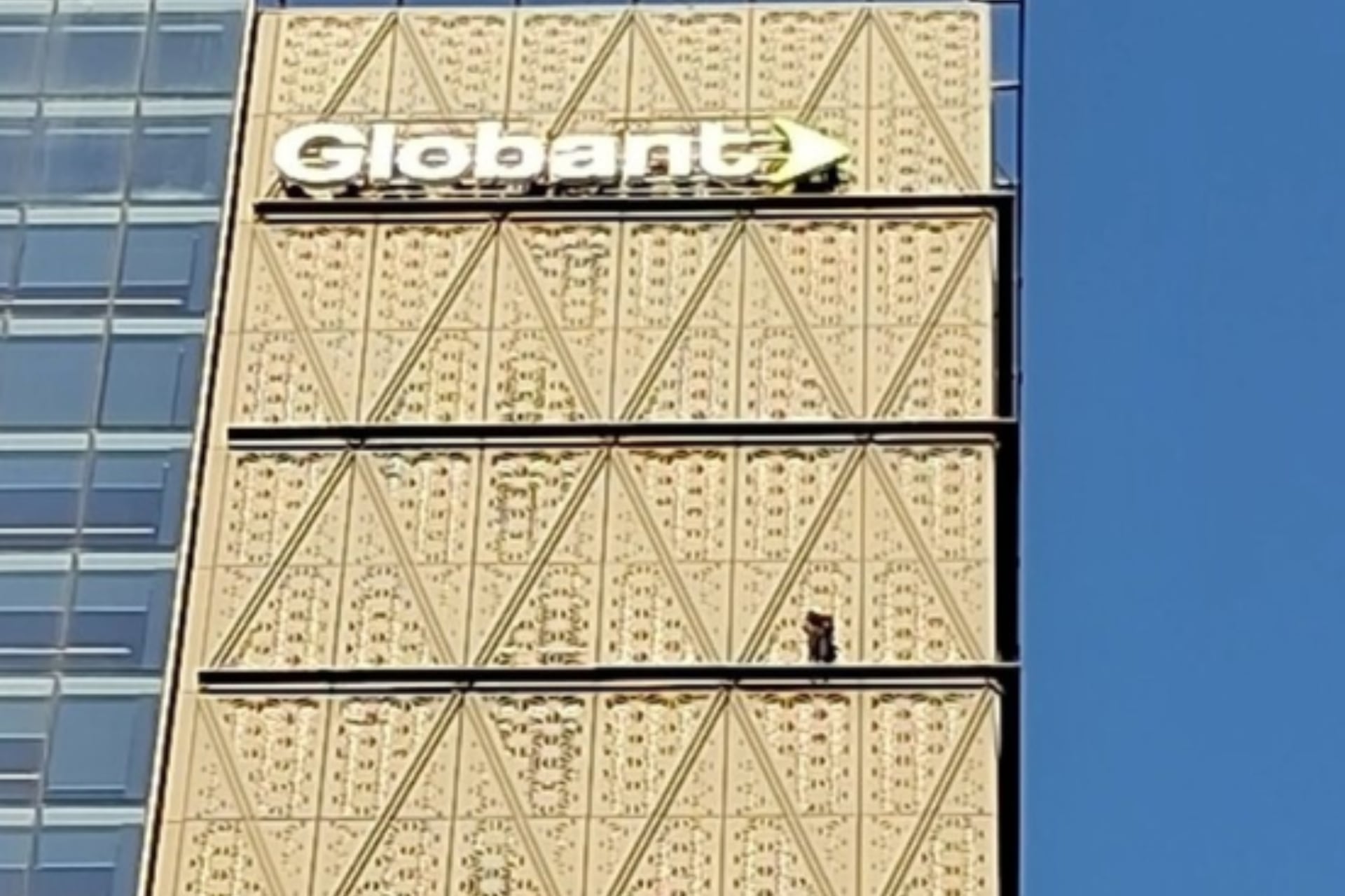 Juan Manuel Tejada trepó 15 pisos de la torre Globant a mano limpia, sin arnés y a plena luz del día