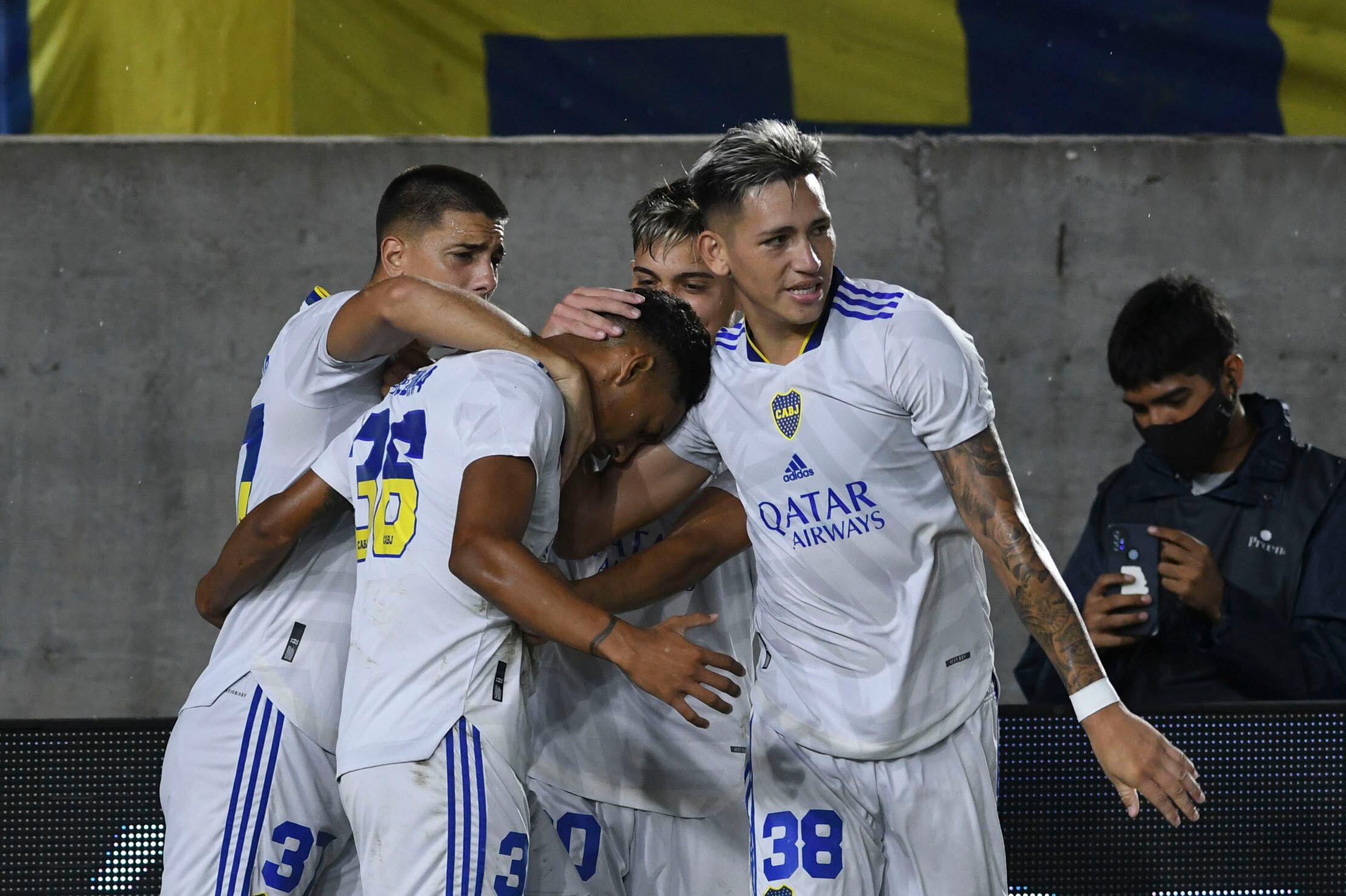 Todos abrazan a Medina, autor del primer gol xeneize