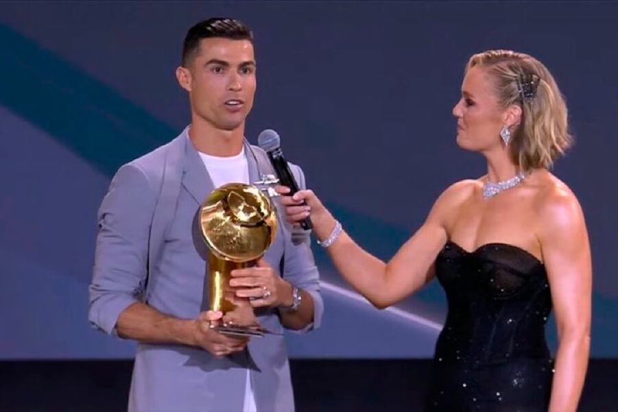 Cristiano Ronaldo recibe su premio