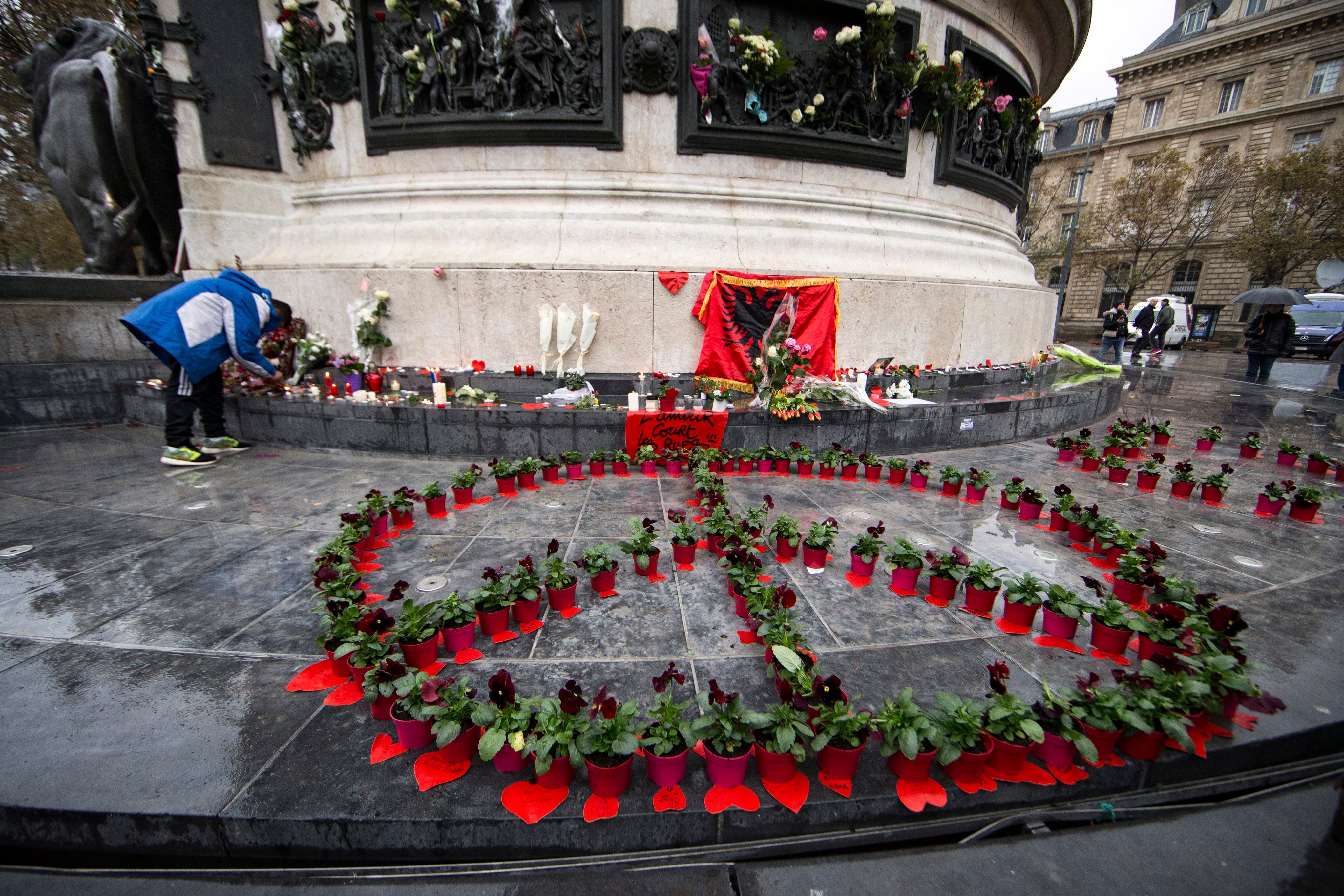 En la Plaza de la República, formaron un símbolo de paz con flores rojas en homenaje a las víctimas.