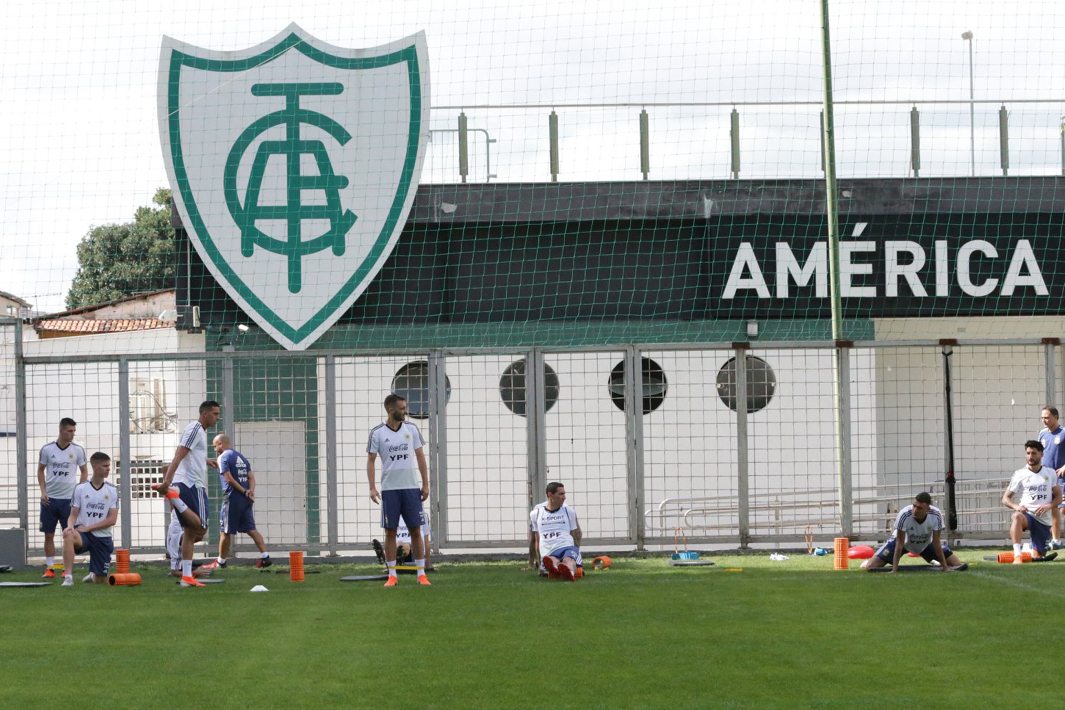 Los jugadores argentinos se movieron en el campo de entrenamiento del Mineiro.