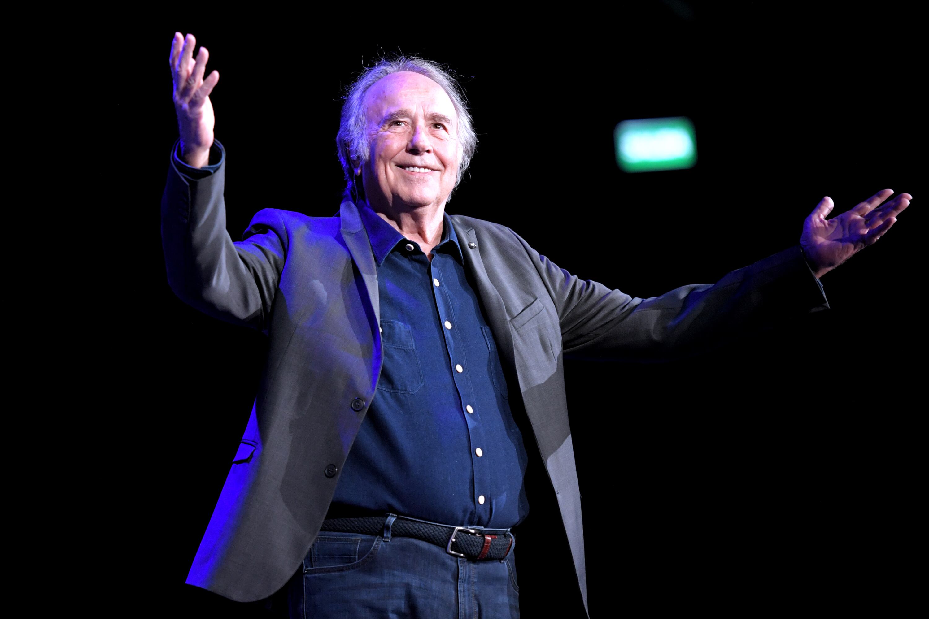 "He venido a despedirme en persona de este país en el que hemos vivido tanto", dijo Serrat.