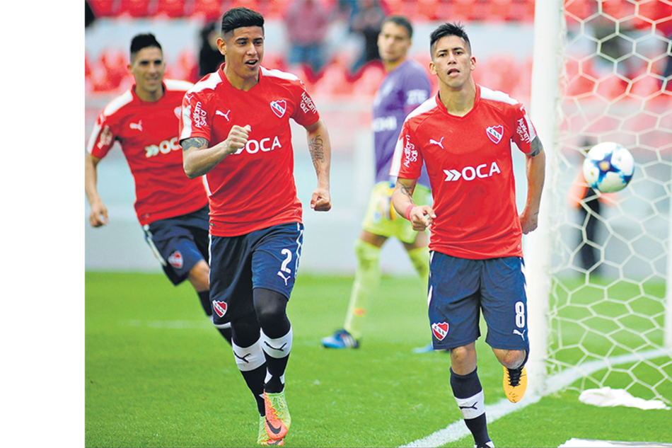 Meza festeja el gol del triunfo. La diferencia debió haber sido mayor.