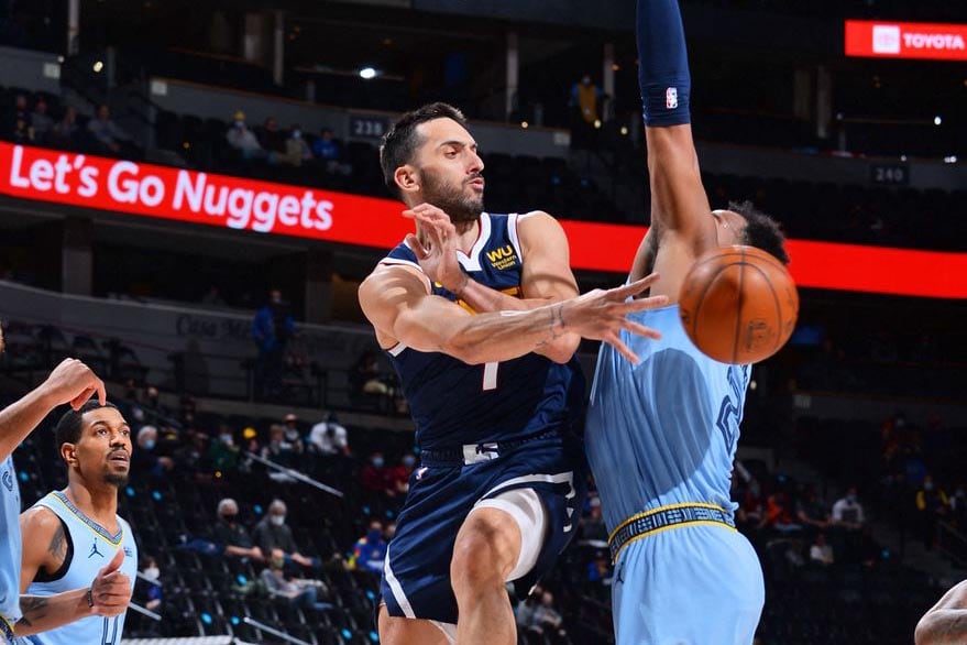 Campazzo intenta una asistencia a Jokic tras un pick and roll en el primer cuarto. Terminó en robo de Morant.
