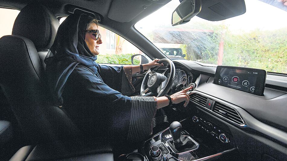 Tras décadas de lucha, las mujeres sauditas pueden conducir automóviles.