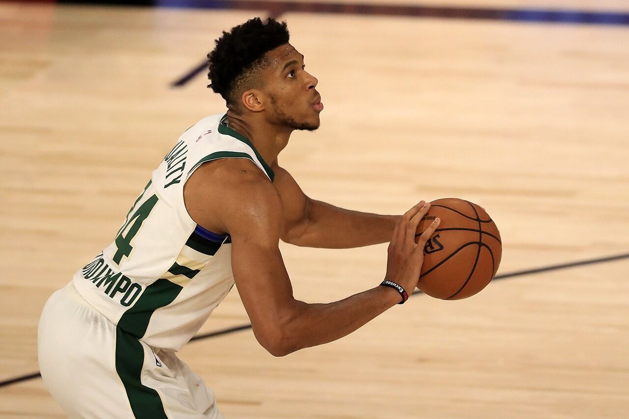 Giannis se quedó con el premio MVP por segunda temporada consecutiva. 