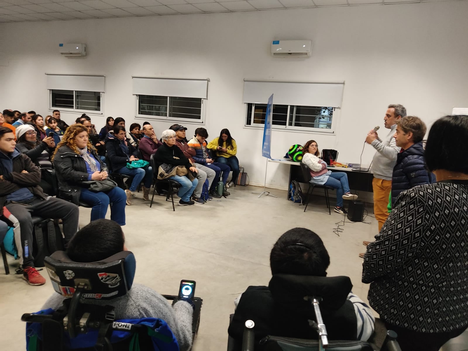 Docentes, alumnos, familias y deportistas empezaron a reunirse para mejorar el proyecto. 