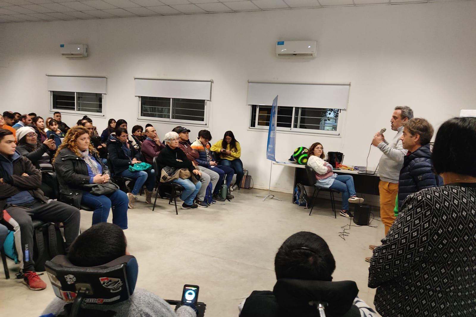 Docentes, alumnos, familias y deportistas empezaron a reunirse para mejorar el proyecto.