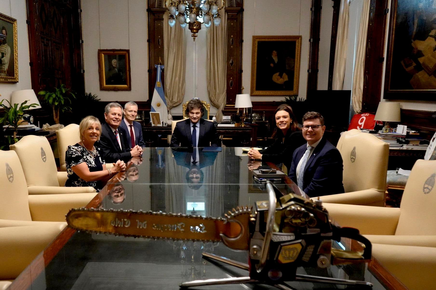 Antes de grabar la entrevista, Milei se reunió con el senador republicano de Estados Unidos Steve Daines y su comitiva.