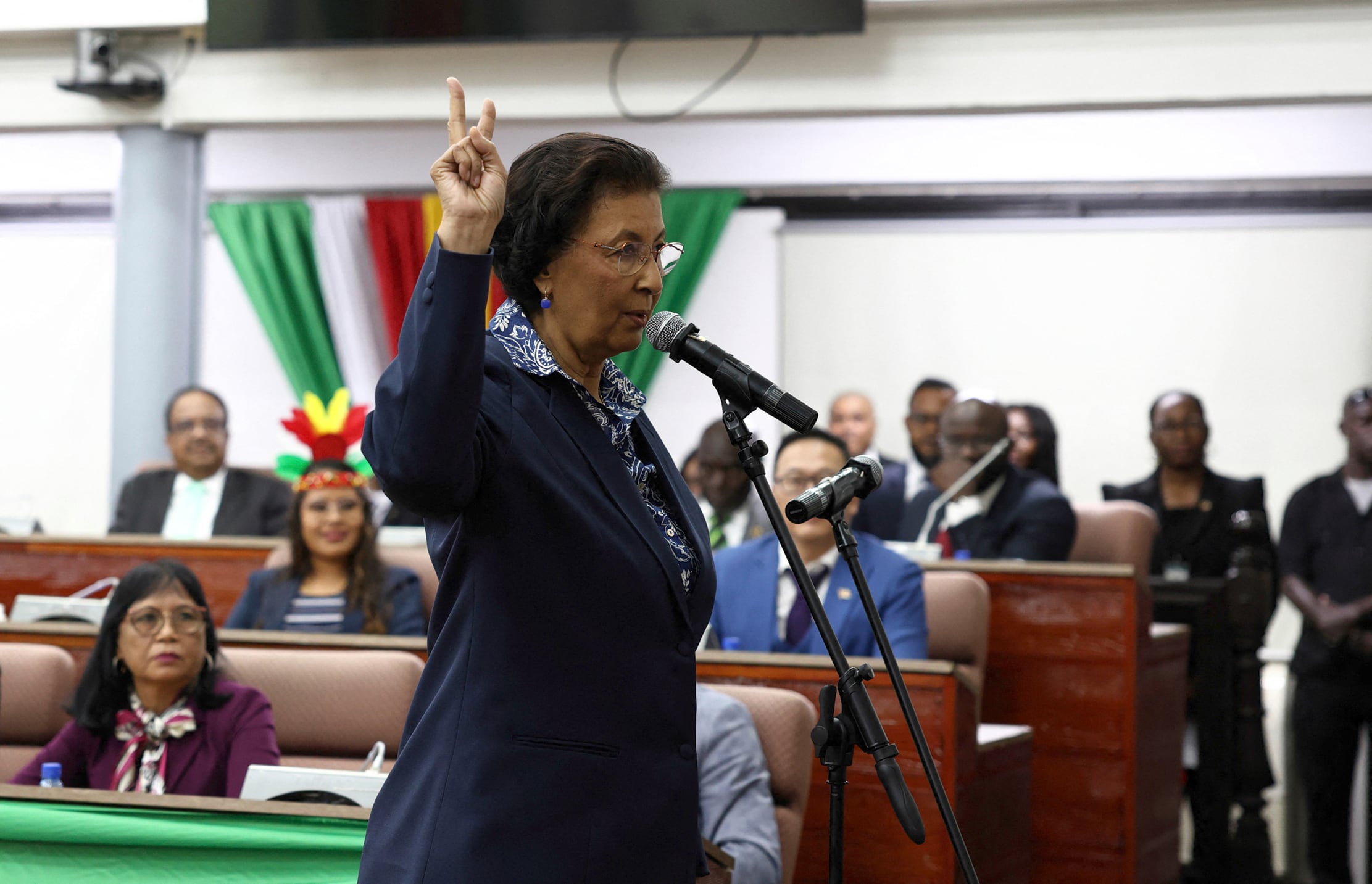 Geerlings-Simons pertenece al Partido Nacional Democrático, fundado por el exdictador Desi Bouterse