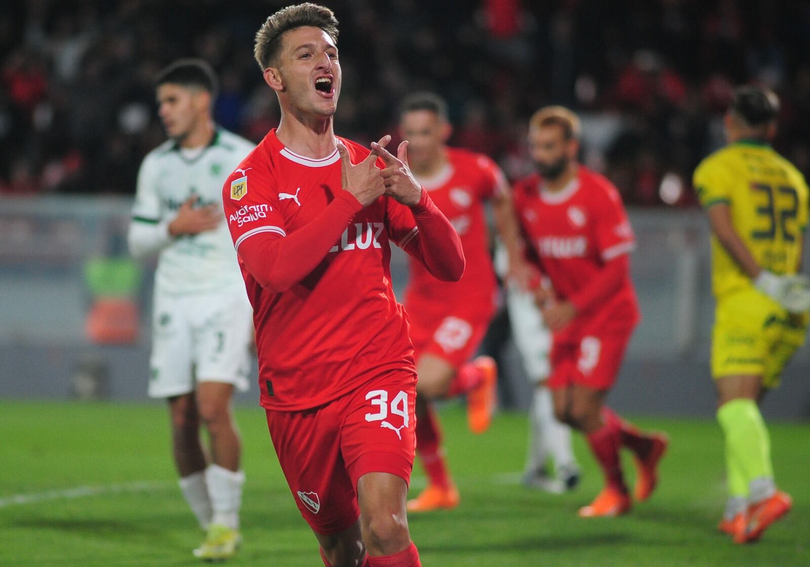 Giménez celebra el primero de su doblete en el Rojo