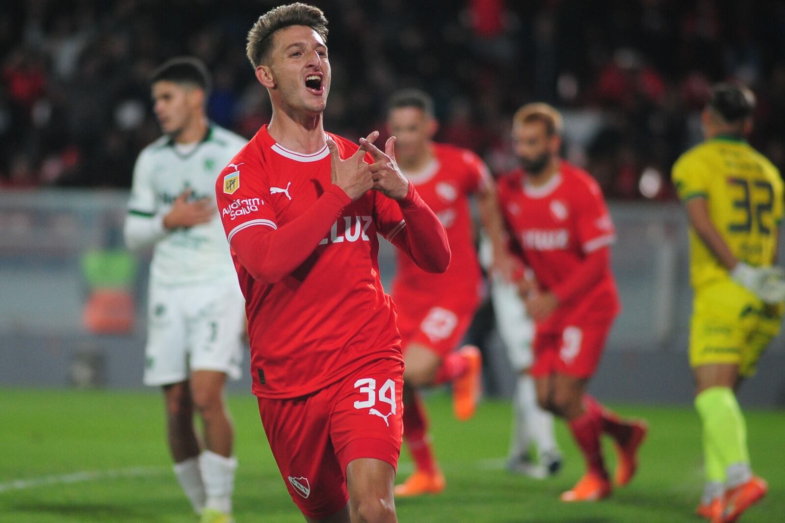 Giménez celebra el primero de su doblete en el Rojo