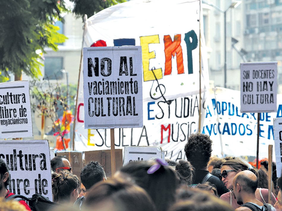 Las organizaciones culturales llevaron carteles con sus reclamos a la política del macrismo.