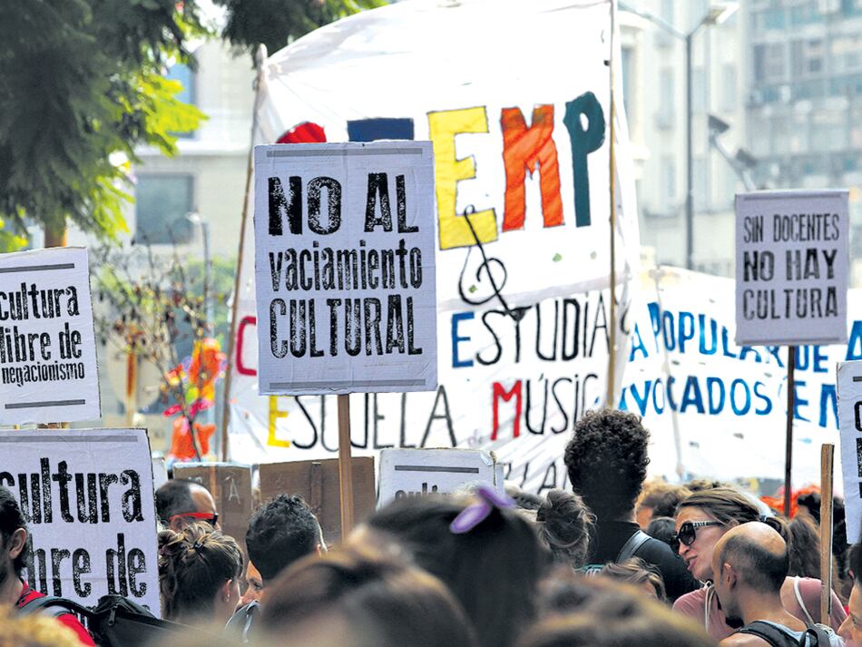 Las organizaciones culturales llevaron carteles con sus reclamos a la política del macrismo.