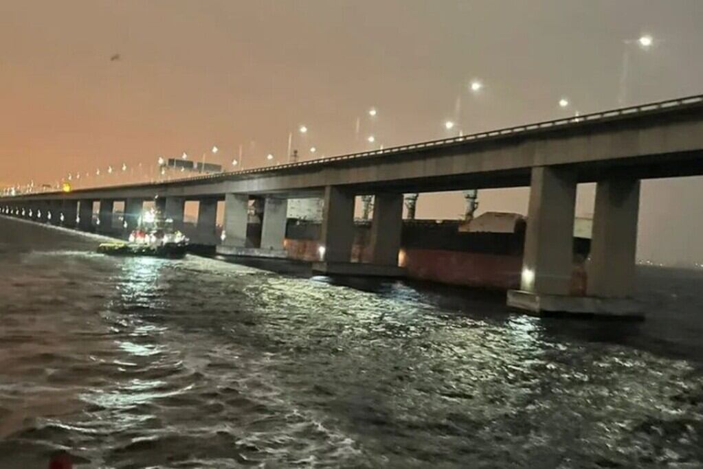 Según Centro de Operaciones de la Alcaldía de Río, el impacto obligó a cortar, durante unas cuatro horas, el tránsito en los dos sentidos. 