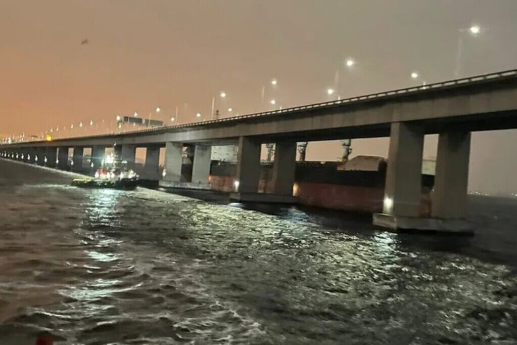 Según Centro de Operaciones de la Alcaldía de Río, el impacto obligó a cortar, durante unas cuatro horas, el tránsito en los dos sentidos.