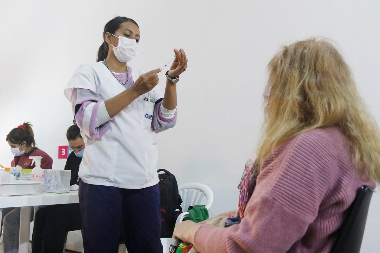 La Argentina avanza esta semana en la aplicación de segundas dosis de Oxford/AstraZeneca, Sinopharm y también Sputnik V, pero al mismo tiempo se empieza a completar la vacunación de adolescentes.