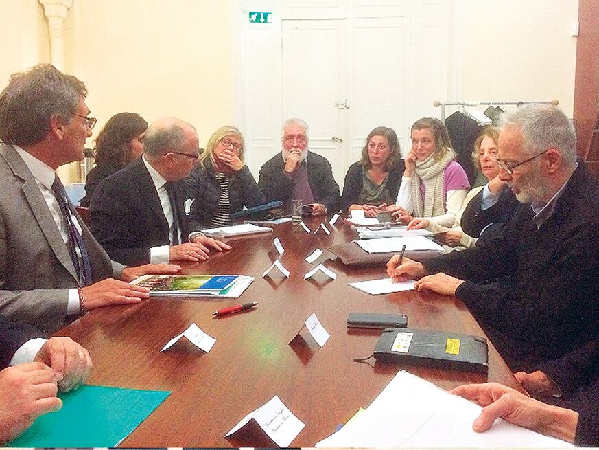 Claudio Avruj junto a organismos de derechos humanos franceses y franco argentinos en la embajada en París.