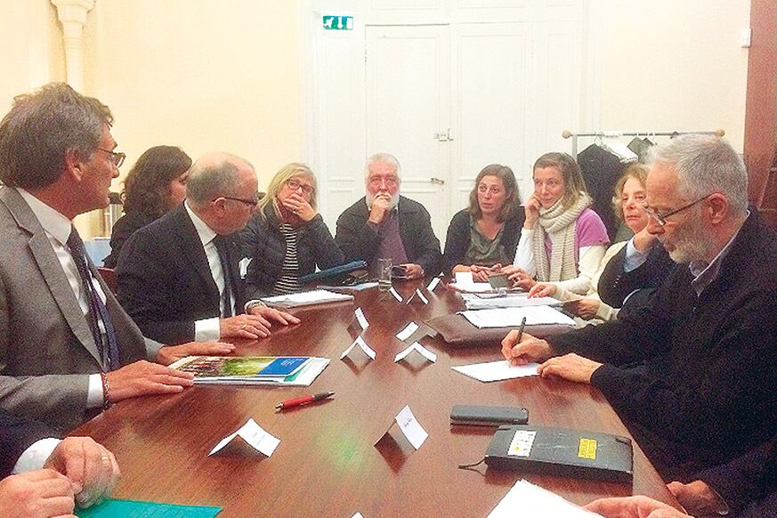 Claudio Avruj junto a organismos de derechos humanos franceses y franco argentinos en la embajada en París.