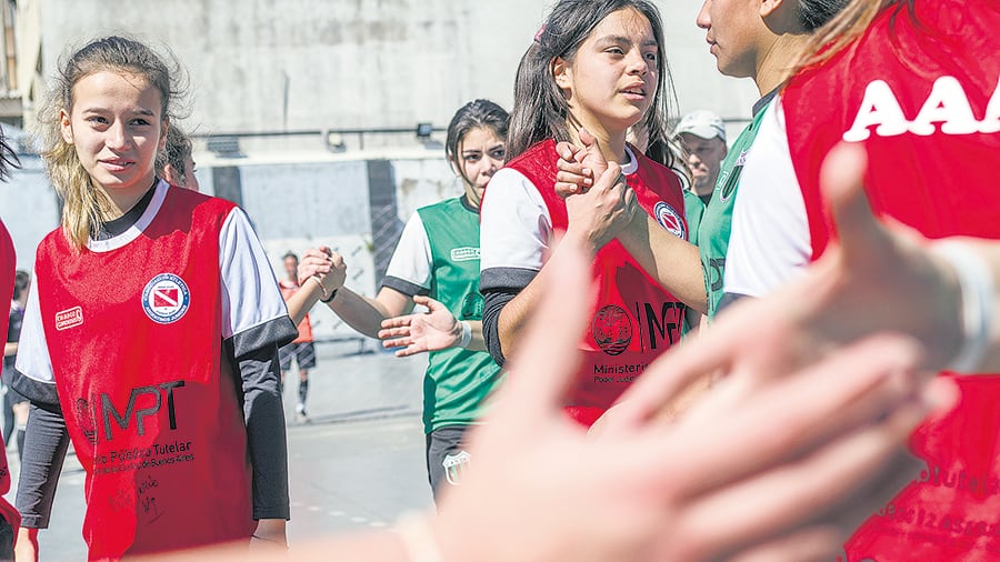 El fútbol femenino tiene una larga historia en el país. Abajo: Betty García y la Asesora General Tutelar, Yael Bendel.