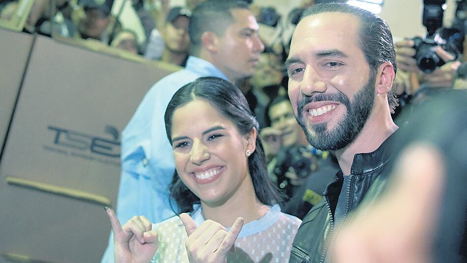 El candidato Nayib Bukele junto a su mujer, Gabriela Rodríguez, posan tras la votación.
