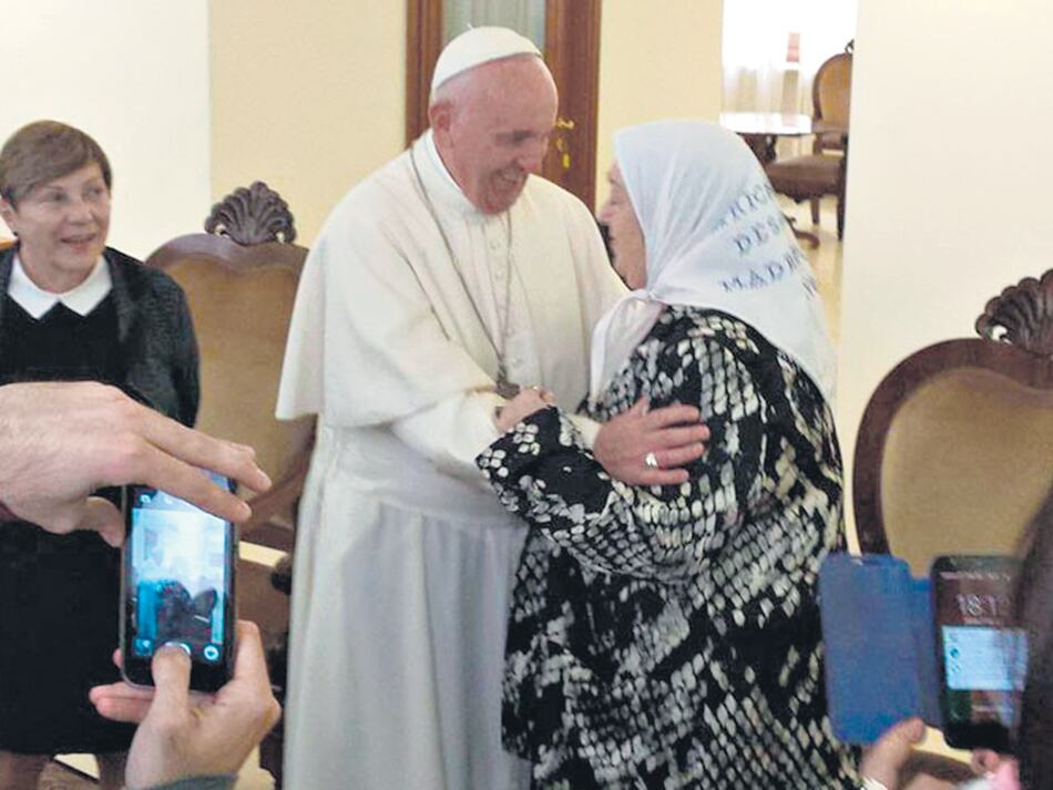 Francisco con Hebe de Bonafini, hace dos años, en Roma.