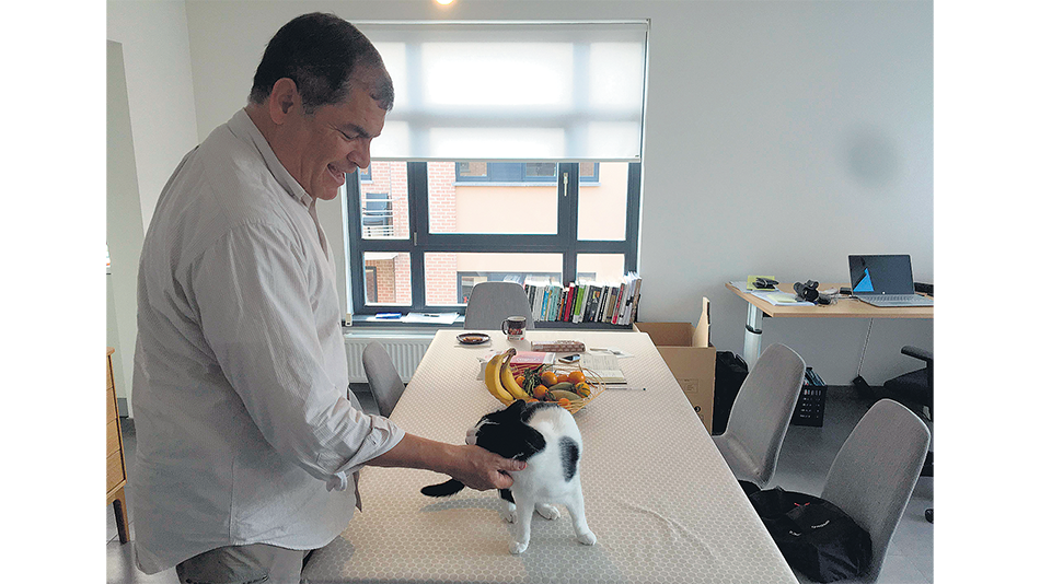 Mientras siga vigente la prisión preventiva, Correa no volverá a Ecuador; en la imagen con su gato Dobi.