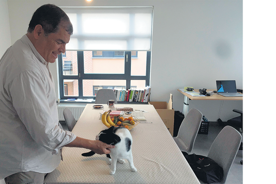 Mientras siga vigente la prisión preventiva, Correa no volverá a Ecuador; en la imagen con su gato Dobi.