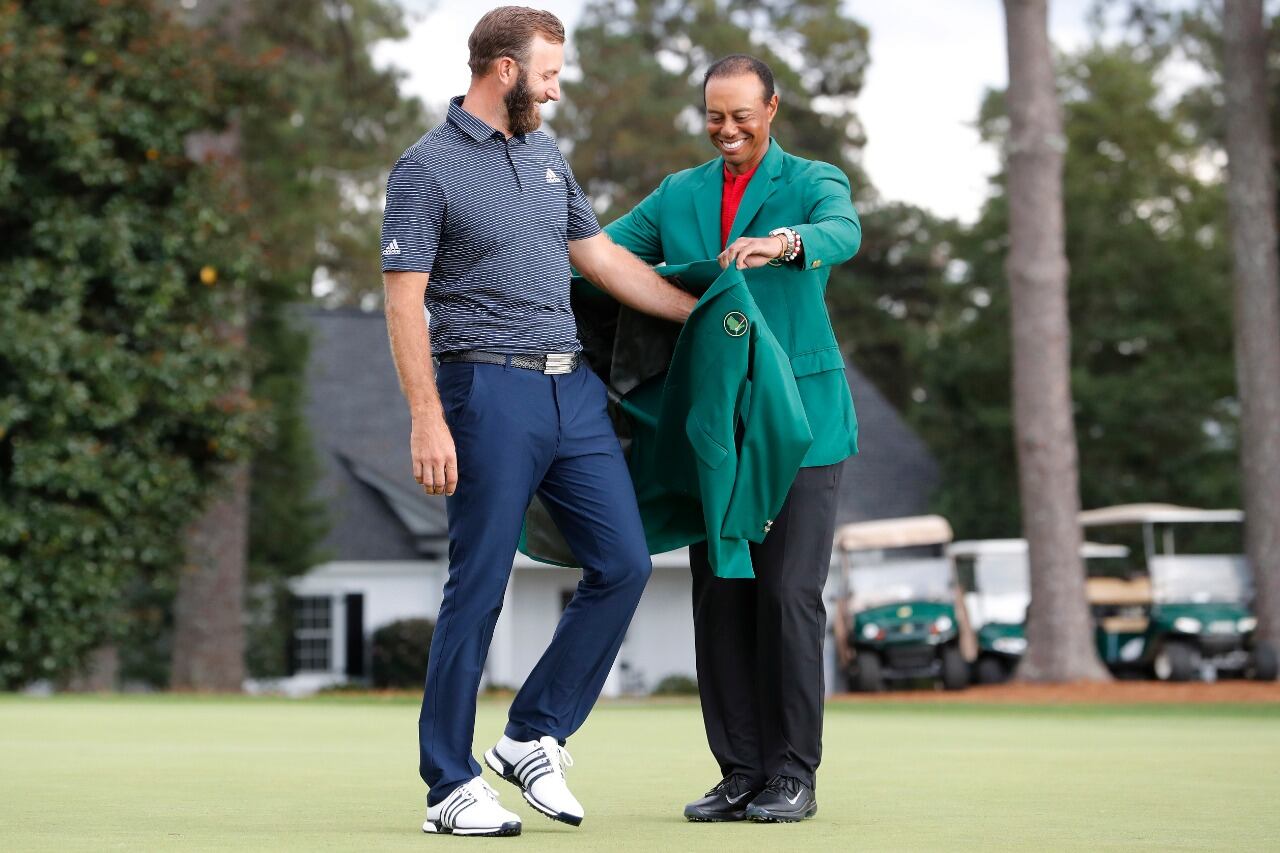 Tiger Woods le entregó la mítica chaqueta verde a Dustin Johnson, el campeón récord.