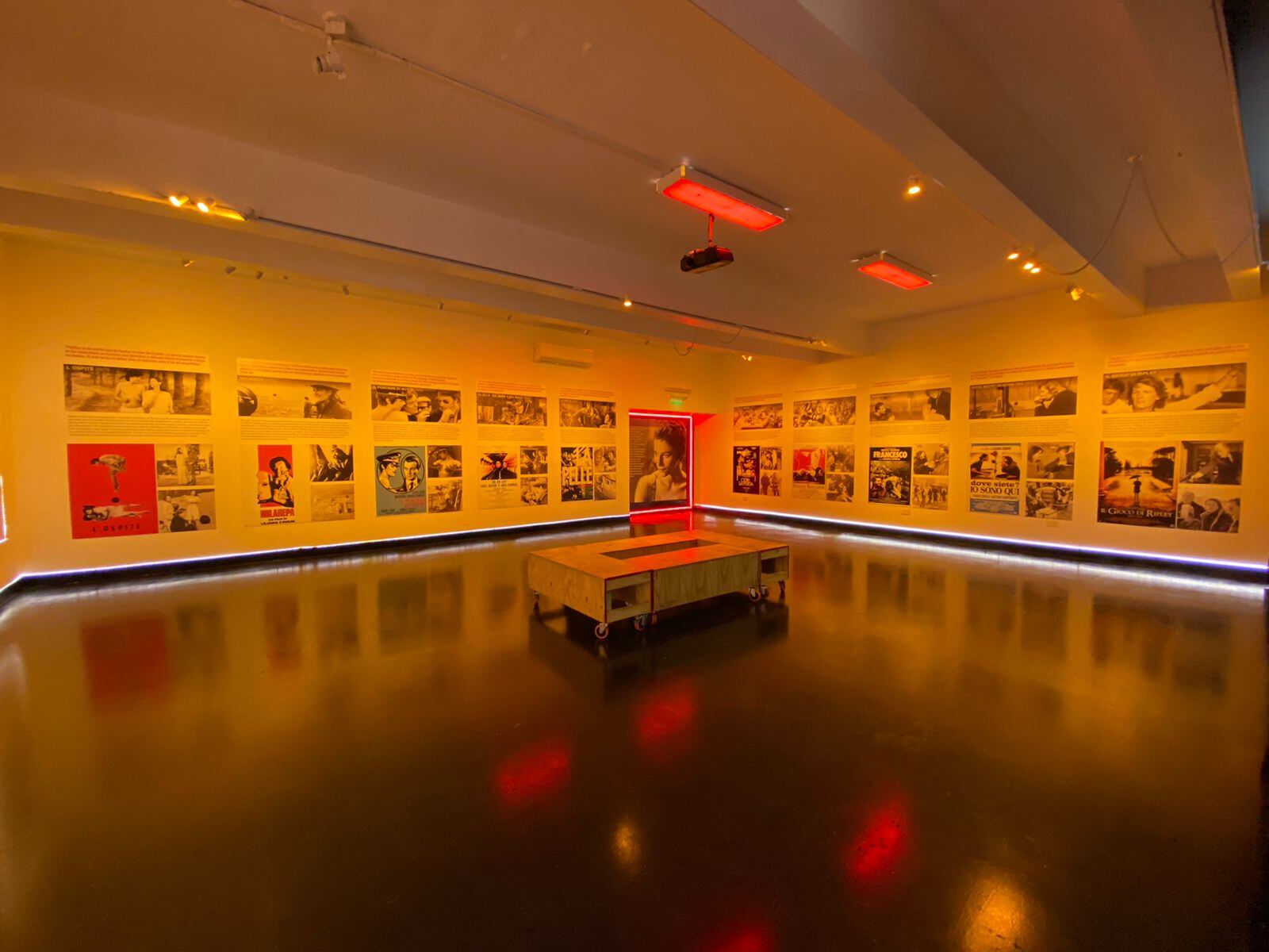 La muestra fotográfica “El cine de Liliana Cavani”.