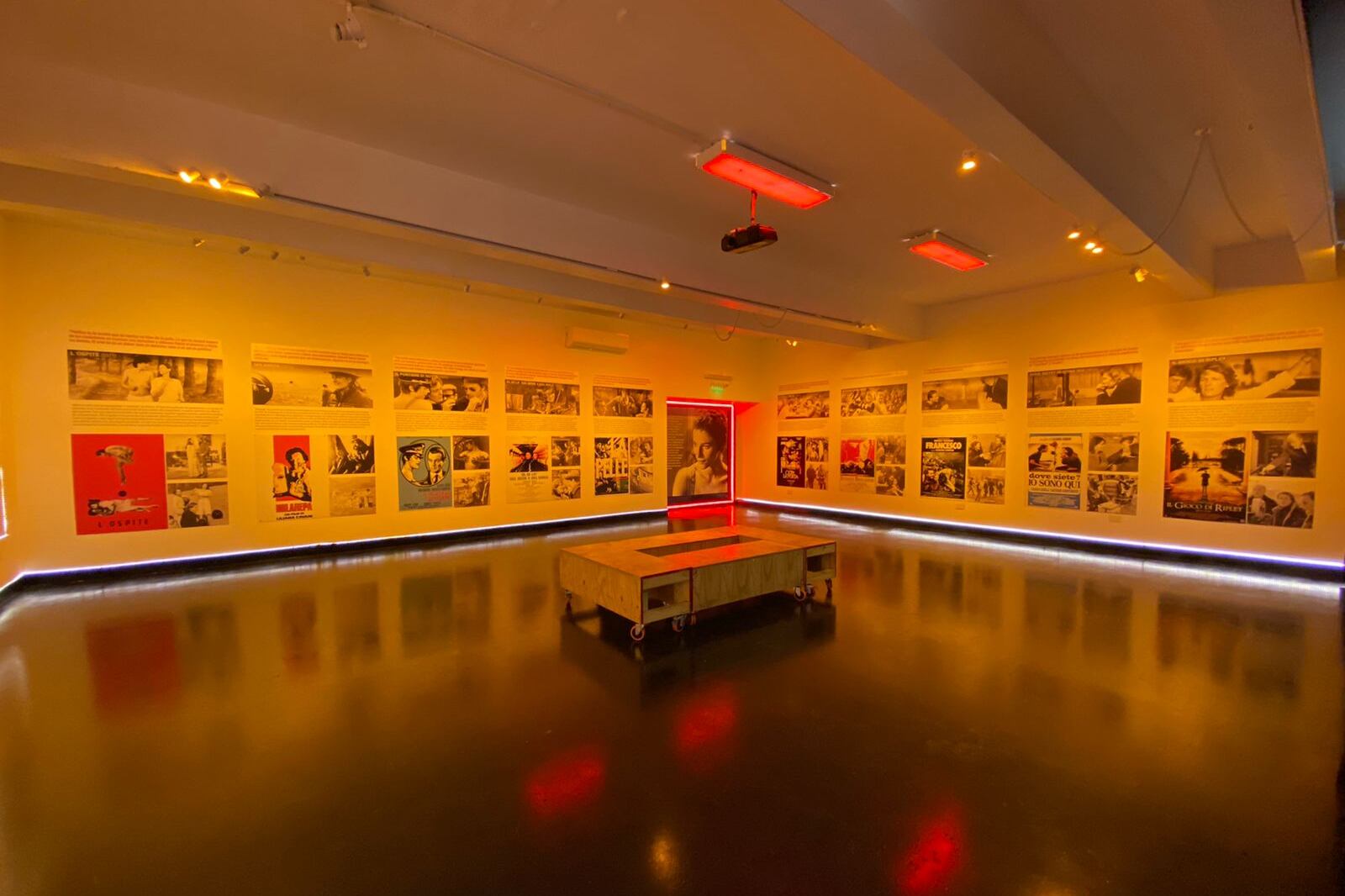 La muestra fotográfica “El cine de Liliana Cavani”.