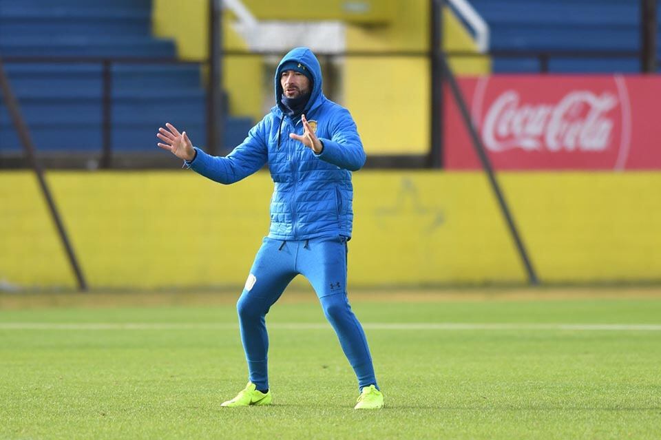 El DT canaya Cristian González.