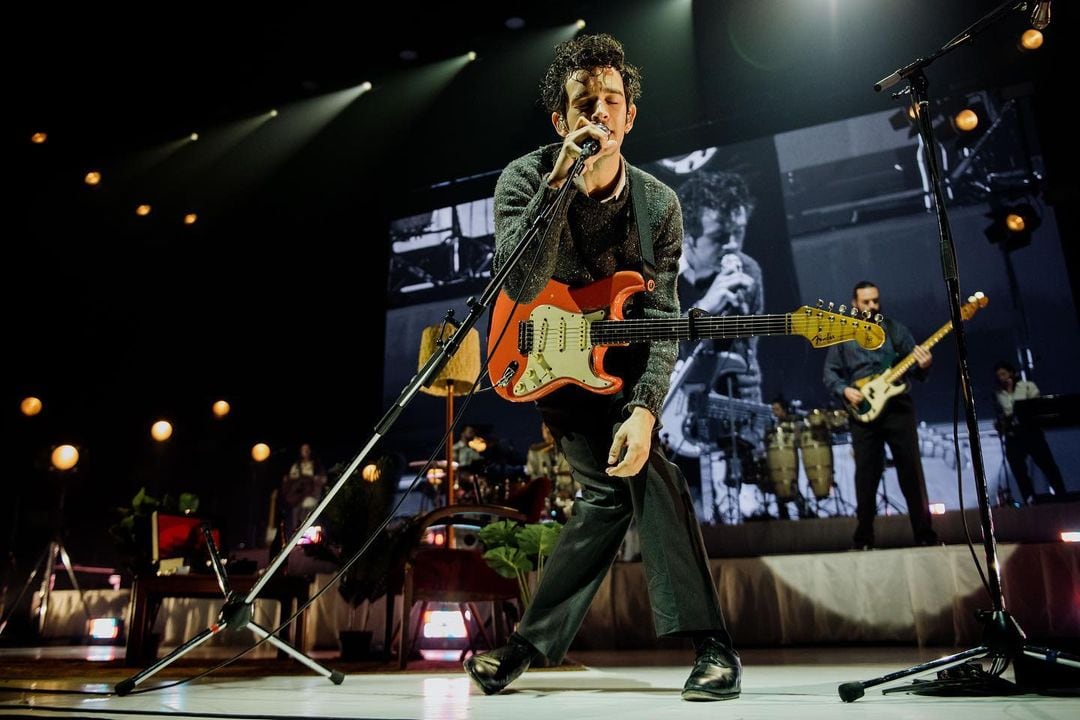 Matthew Healy, adelante con el micrófono, y Ross MacDonald a la derecha al fondo con su bajo. (Foto: Instagram @the1975)