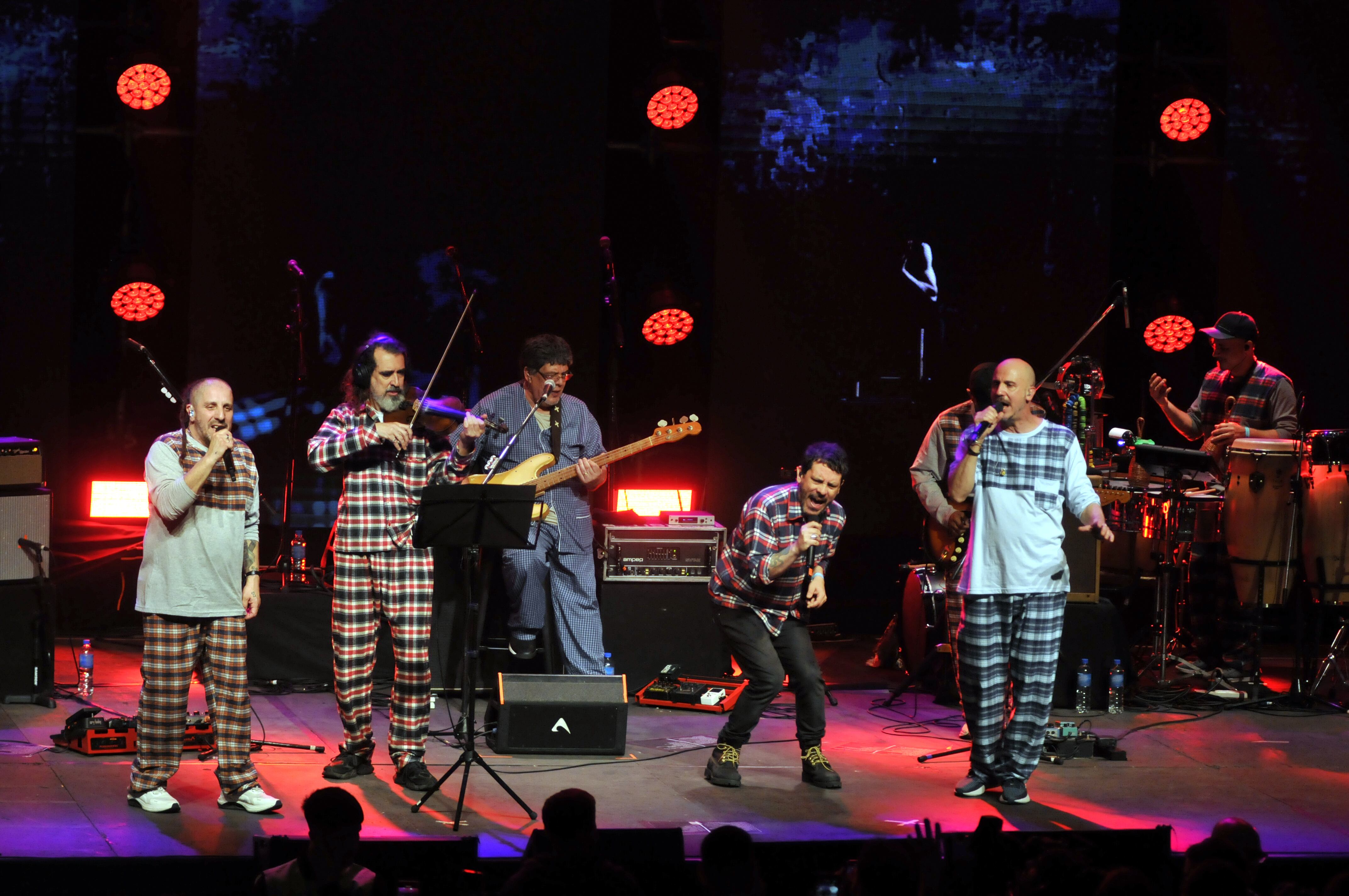 "Hijos del culo" consolidó su mezcla de cumbia, tango, murga, folklore y rock argentino.