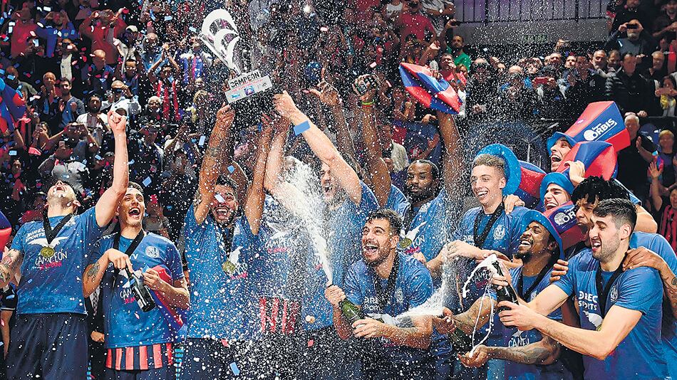 Los festejos del campeón, que se coronó en su propio estadio, ante una multitud.