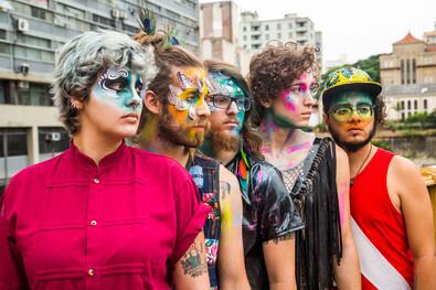 Empezaron tocando por la comida y el hostel; hoy llegan a la Lavardén, y cobran entrada.
