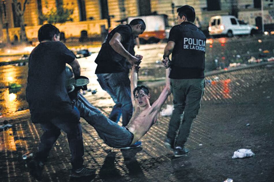 El 8 de marzo, el día del paro de mujeres, la policía detuvo en forma violenta tras la marcha a un grupo, bajo la figura de “resistencia a la autoridad”.