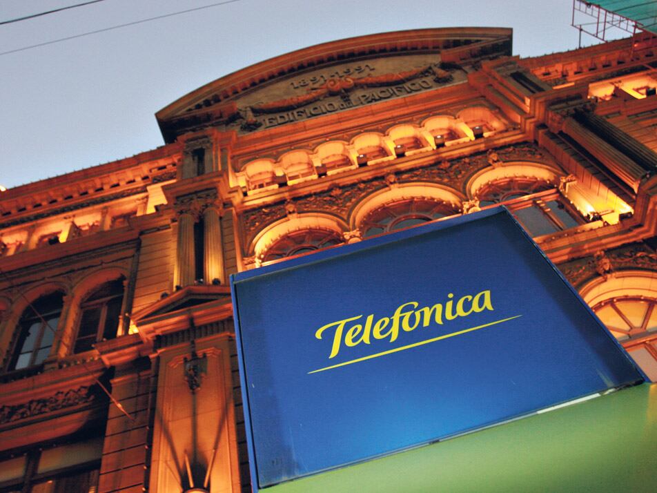 Telefónica afirma que el decreto que saldría antes de fin de año busca favorecer a Clarín.