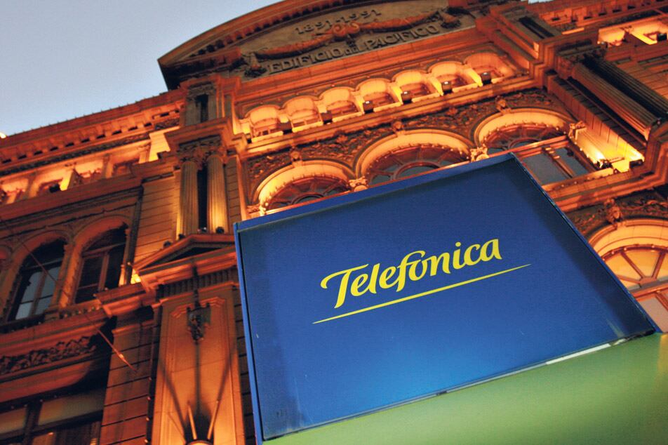 Telefónica afirma que el decreto que saldría antes de fin de año busca favorecer a Clarín.