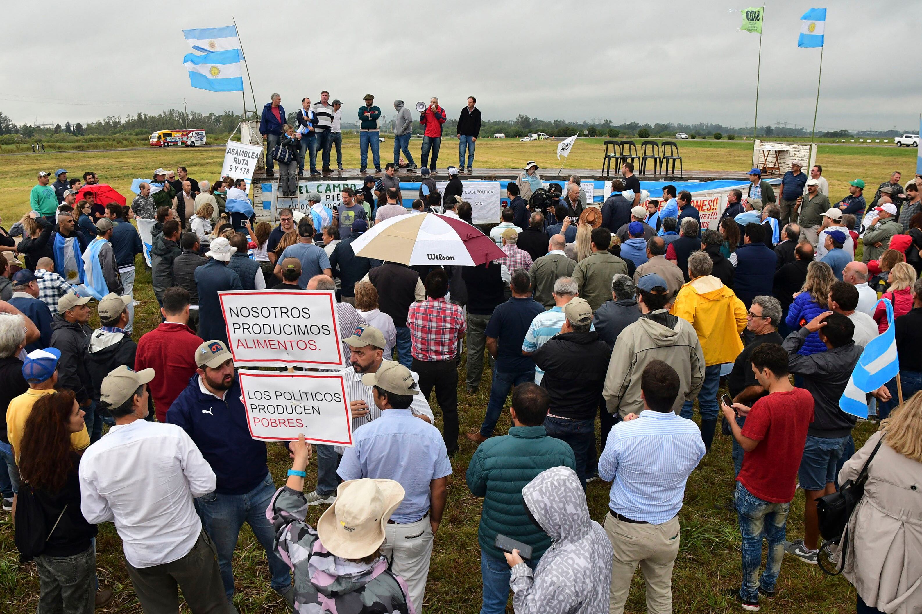 Un puñado de productores protestó en San Nicolás.
