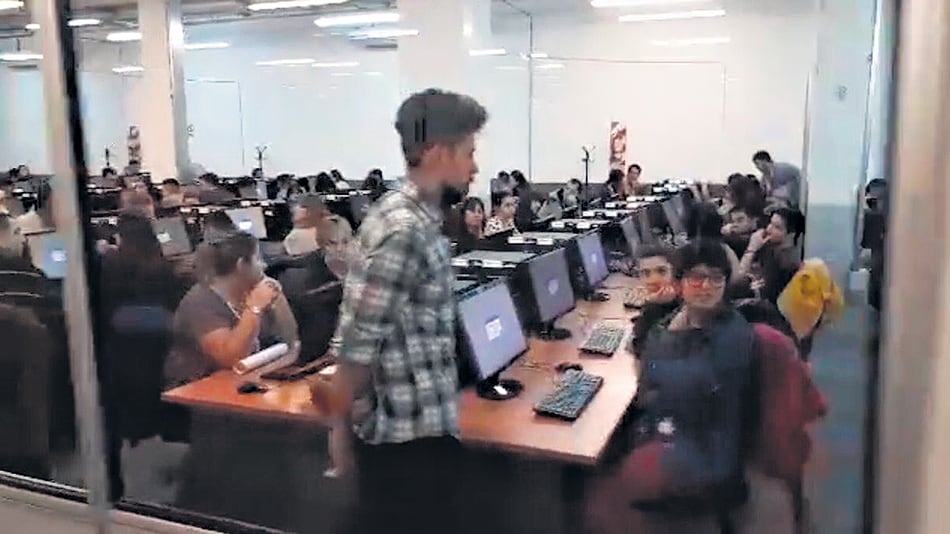 Por las redes circularon imágenes en las que se veía a los empleados de Correo sin cargar votos.